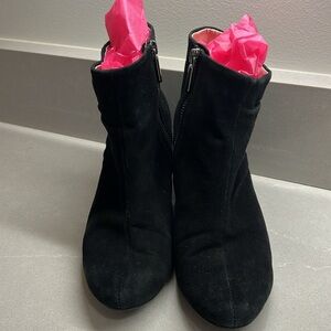 Women’s adorable black velvety suede black chelsea ankle boots 7M, w 2-3/8” heel